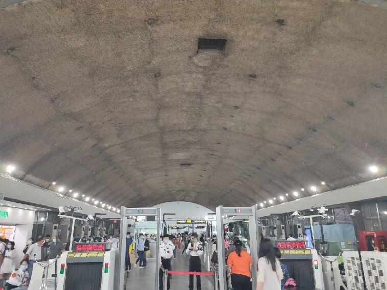 广州地铁1号线坑口站天花板