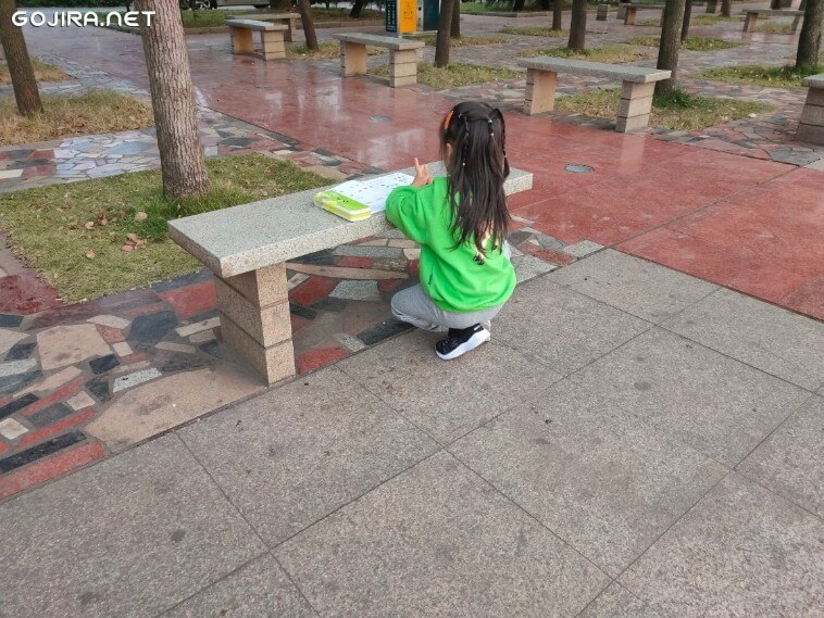 在公园写作业的小女孩