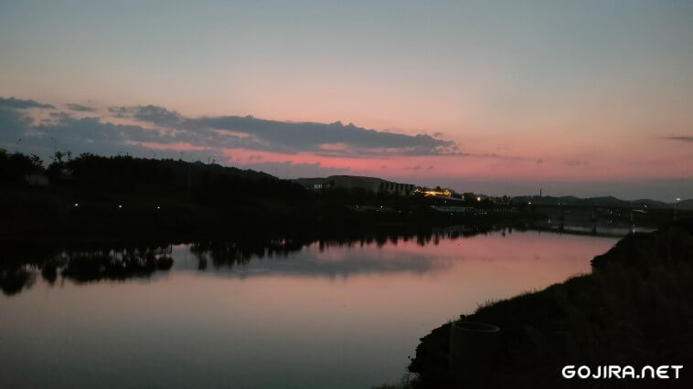 夕阳余晖都没了的河边